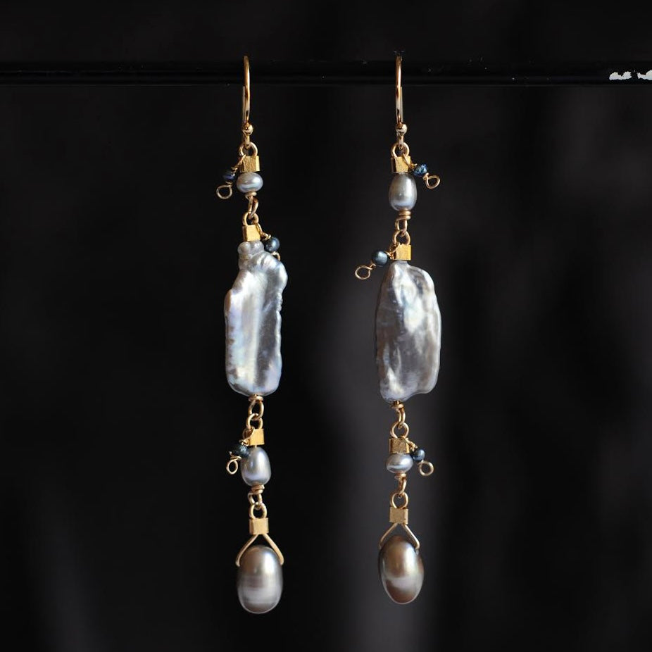 Drop Earrings in Silver Biwa Pearl